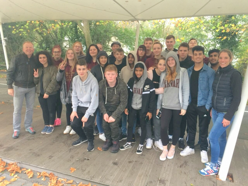 171020 Klassenfoto 10D vor der Anlage 2017 (2)