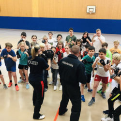 Sportklasse übt sich in Selbstverteidigung