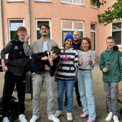 Neue hochwertige Sitzbänke auf dem Schulhof