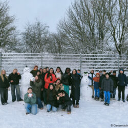 6a baut Schneemänner und Schneefrauen