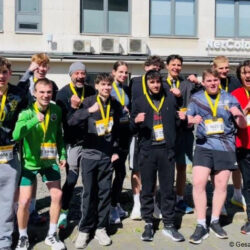Halbmarathon als Ausdauerprüfung – Q1-Kurs der Gesamtschule Marienheide läuft in Bonn über sich hinaus