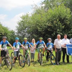 Die Firma MAT spendet Trikots für die Mountainbike-AG der Gesamtschule Marienheide